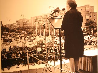 Голда Меир выступает на митинге в Тель-Авиве в защиту узников Сиона и отказников